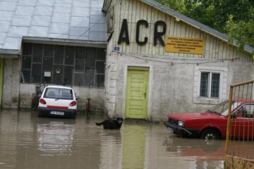 În câteva minute, curtea ACR s-a umplut de apă