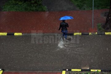 Cei care au fost prinși de ploaie, udați până la piele