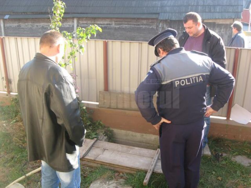 Anchetatorii la fosa septică în care a fost găsit mort tânărul de 17 ani
