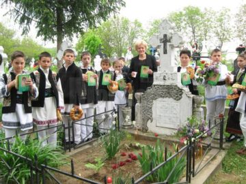 Ofrandă de carte la mormântul lui Constantin Ștefuriuc