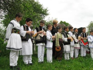 Ofrandă de carte la mormântul lui Constantin Ștefuriuc