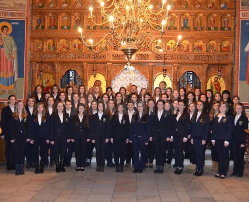 Corul de fete „Ciprian Porumbescu” al Colegiului Național „Ștefan cel Mare”, coordonat de preotul prof. Lucian Tablan Popescu Corul de fete „Ciprian Porumbescu” al Colegiului Național „Ștefan cel Mare”, coordonat de preotul prof. Lucian Tablan Popescu