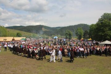 Hora Bucovinei a adus ieri la Bucșoaia mii de oameni din toate colțurile județului