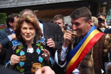Hora Bucovinei a adus ieri la Bucșoaia mii de oameni din toate colțurile județului