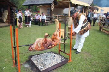 Hora Bucovinei a adus ieri la Bucșoaia mii de oameni din toate colțurile județului