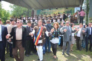 Hora Bucovinei a adus ieri la Bucșoaia mii de oameni din toate colțurile județului
