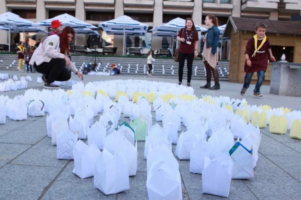 Centrul Sucevei, luminat cu peste 3.000 de „gulguțe” realizate de cercetași și voluntari