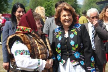 Hora Bucovinei a adus ieri la Bucșoaia mii de oameni din toate colțurile județului