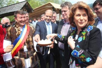 Hora Bucovinei a adus ieri la Bucșoaia mii de oameni din toate colțurile județului