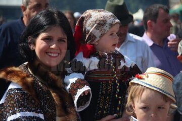 Hora Bucovinei a adus ieri la Bucșoaia mii de oameni din toate colțurile județului