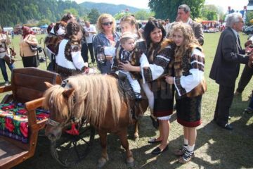 Hora Bucovinei a adus ieri la Bucșoaia mii de oameni din toate colțurile județului