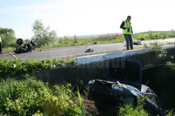 Un mort și patru răniți, după ce un ATV a fost lovit de o mașină