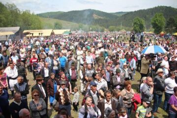 Hora Bucovinei a adus ieri la Bucșoaia mii de oameni din toate colțurile județului