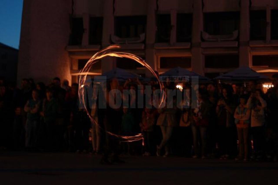 Centrul Sucevei, luminat cu peste 3.000 de „gulguțe” realizate de cercetași și voluntari