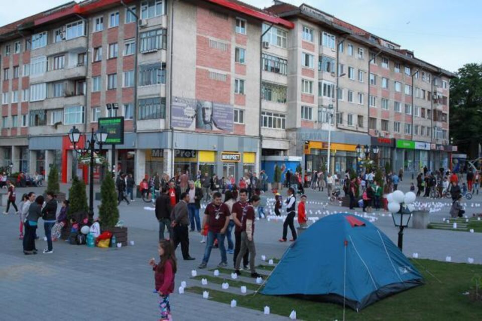 Centrul Sucevei, luminat cu peste 3.000 de „gulguțe” realizate de cercetași și voluntari