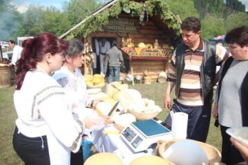 Hora Bucovinei a adus ieri la Bucșoaia mii de oameni din toate colțurile județului