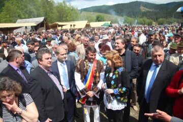 Hora Bucovinei a adus ieri la Bucșoaia mii de oameni din toate colțurile județului
