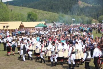 Hora Bucovinei a adus ieri la Bucșoaia mii de oameni din toate colțurile județului