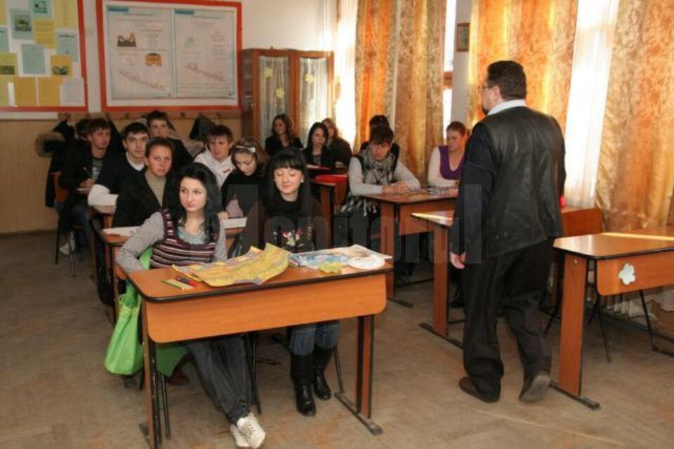 Salarii incomplete pentru angajații din învățământ, pentru luna mai