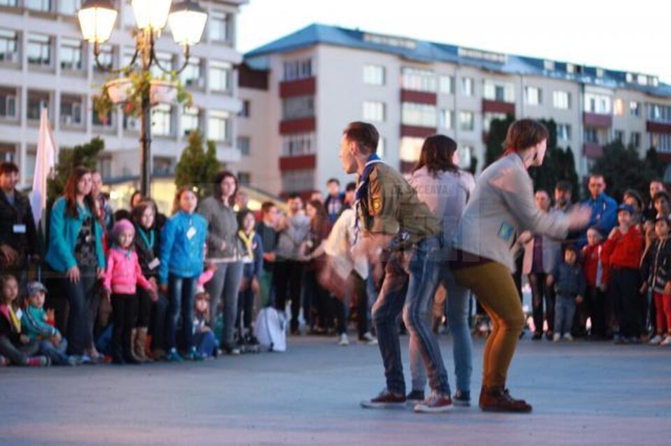 Centrul Sucevei, luminat cu peste 3.000 de „gulguțe” realizate de cercetași și voluntari