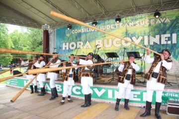 Hora Bucovinei a adus ieri la Bucșoaia mii de oameni din toate colțurile județului