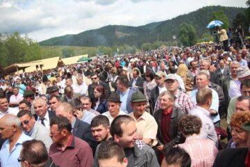 Hora Bucovinei a adus ieri la Bucșoaia mii de oameni din toate colțurile județului