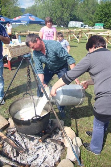 Hora Bucovinei a adus ieri la Bucșoaia mii de oameni din toate colțurile județului