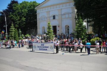 Profesorii suceveni au ieșit în stradă pentru a-și cere drepturile