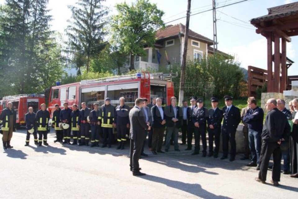 Primăria din Pojorâta a primit ca donație o mașină de pompieri din Germania