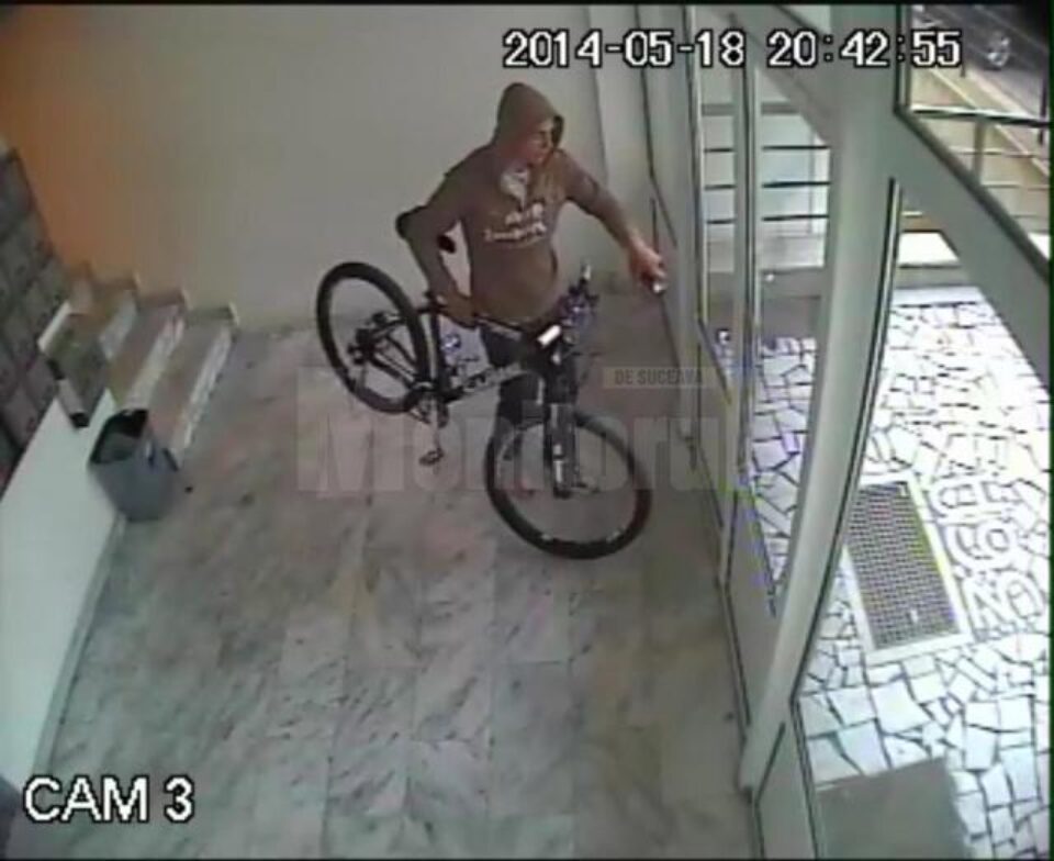 Hoțul a fost surprins de camerele de supraveghere video