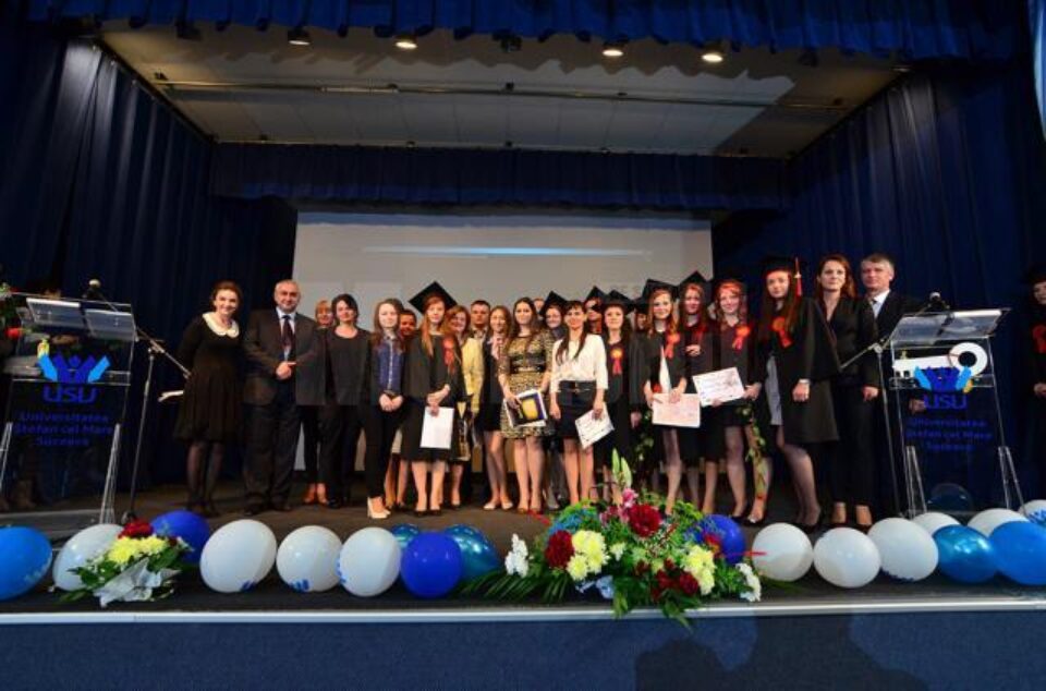 Premianții celei de-a VI-a ediții a concursului, alături de conducerea USV și de organizatori