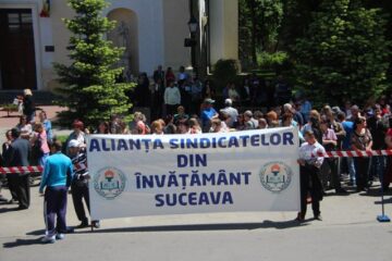 Circa 200 de angajați din învățământul preuniversitar sucevean au pichetat sediul Prefecturii