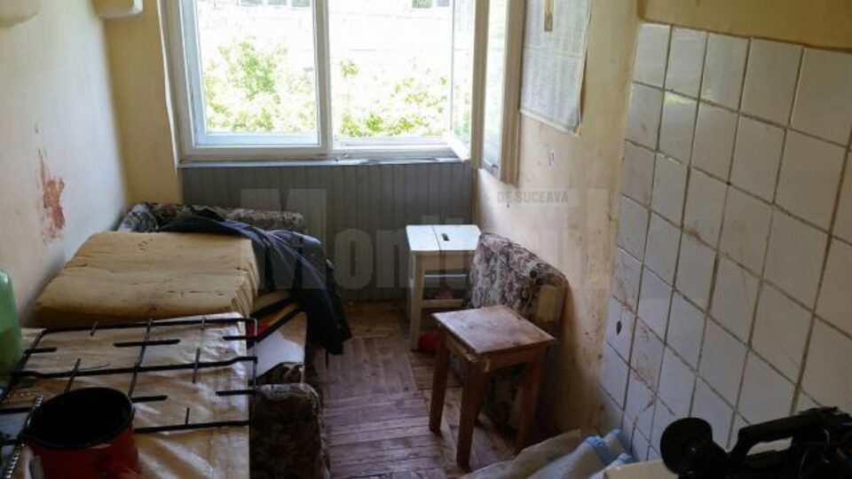 Și-a măcelărit soția cu un cuțit, după care a târât-o moartă în fața blocului și a lovit-o cu picioarele în cap