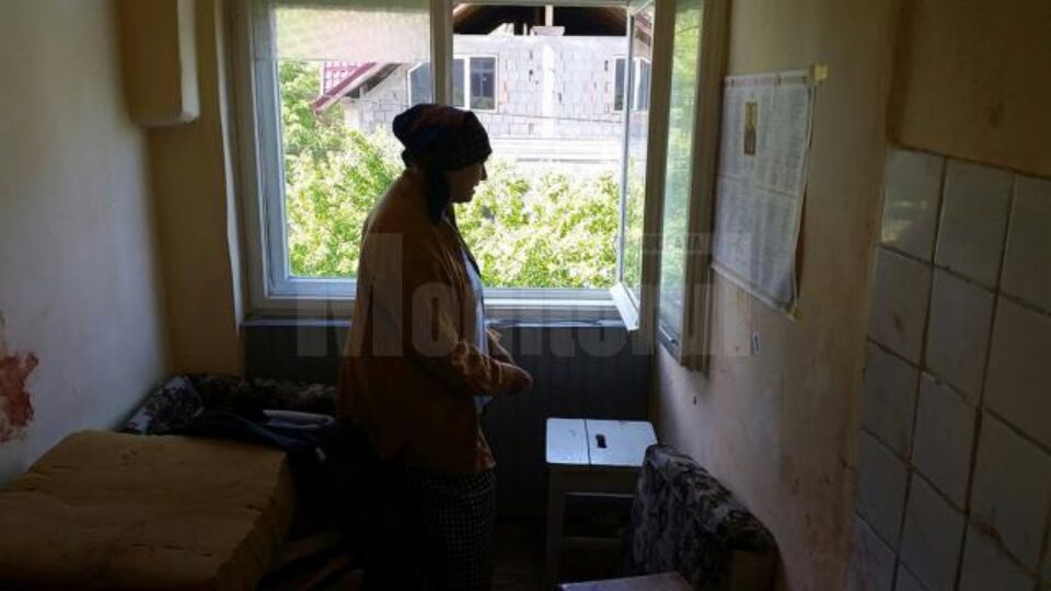 Și-a măcelărit soția cu un cuțit, după care a târât-o moartă în fața blocului și a lovit-o cu picioarele în cap