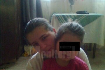Adriana, alături de fetița ei în vârstă de 4 ani