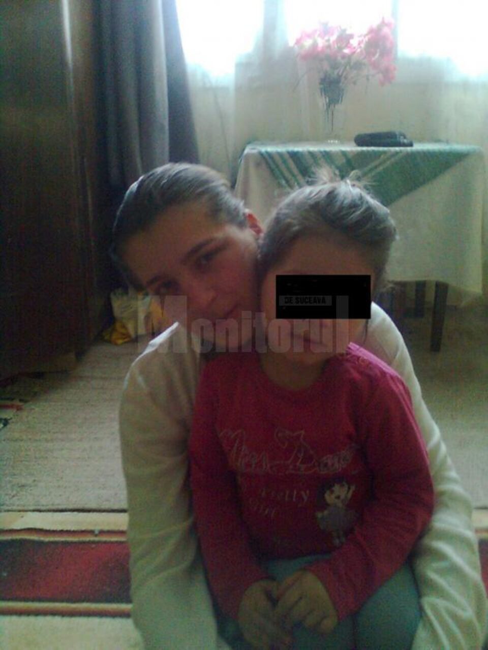 Adriana, alături de fetița ei în vârstă de 4 ani