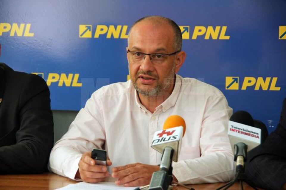 Alexandru Băișanu: „Măi pesediștilor, cine trăiește? Moș Crăciun, Elvis Presley? Explicați-ne și nouă” Alexandru Băișanu: „Măi pesediștilor, cine trăiește? Moș Crăciun, Elvis Presley? Explicați-ne și nouă”