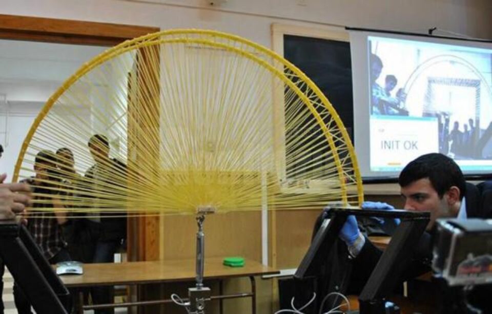 Echipa sucevenilor a realizat un pod din spaghete, penne și adeziv, capabil să susțină 393.5 kilograme