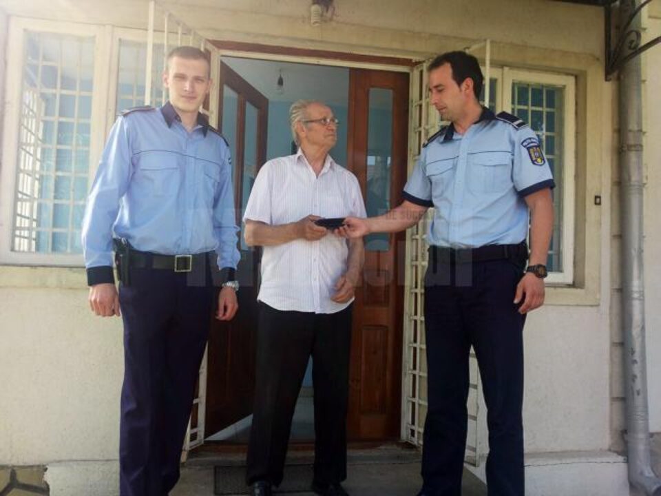 Cei doi polițiști și bărbatul de 78 de ani căruia i-au restituit portofelul
