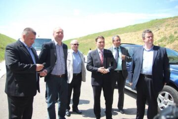 Ministrul Șova a fost însoțit de prefectul de Suceava, Florin Sinescu, președintele Consiliului Județean Cătălin Nechifor și de senatorii PSD Ovidiu Donțu și Neculai Bereanu