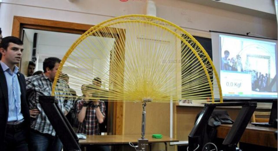 Echipa sucevenilor a realizat un pod din spaghete, penne și adeziv, capabil să susțină 393.5 kilograme