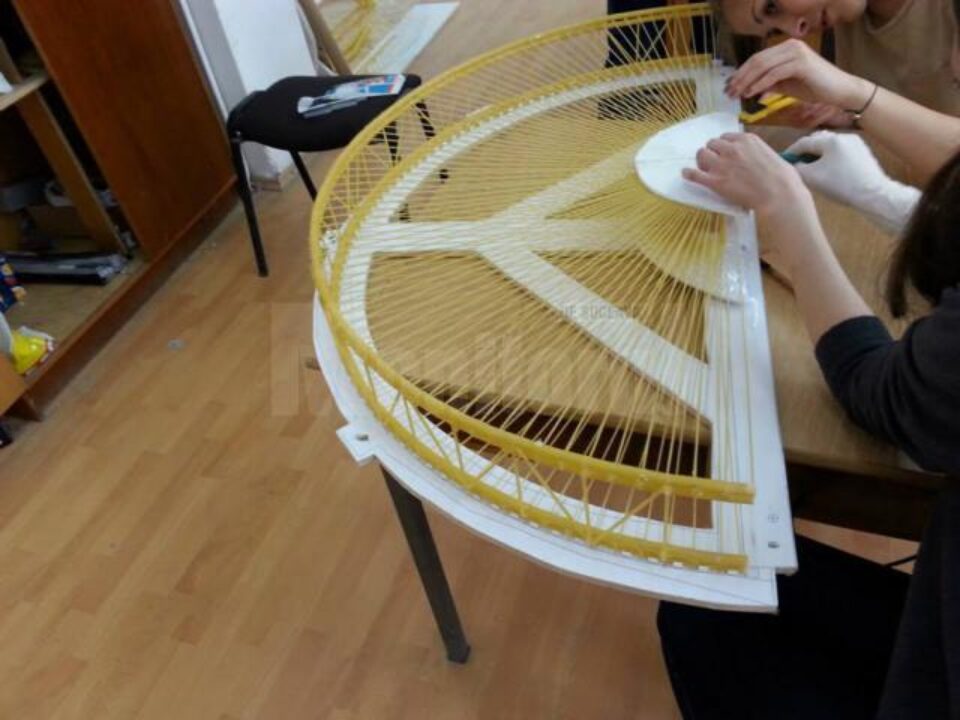 Echipa sucevenilor a realizat un pod din spaghete, penne și adeziv, capabil să susțină 393.5 kilograme