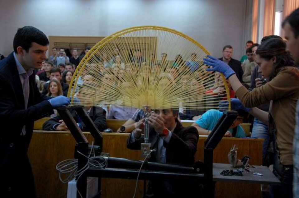 Echipa sucevenilor a realizat un pod din spaghete, penne și adeziv, capabil să susțină 393.5 kilograme