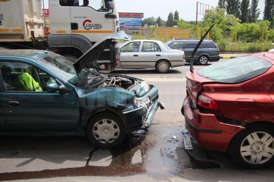Cele patru mașini s-au lovit destul de violent