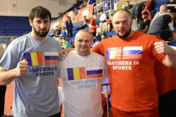 Ghita Ignat, alaturi de antrenorul lotului Rusiei si primul sau adversar, Umiev, campionul mondial la Sambo
