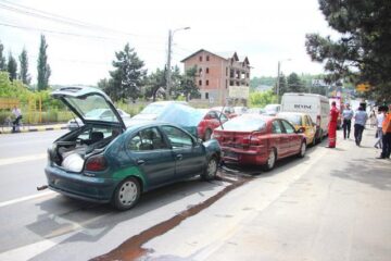 Cele patru mașini s-au lovit destul de violent