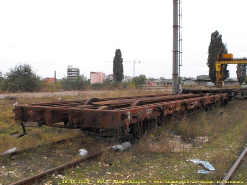 Prefectura Suceava a solicitat companiei Căile Ferate Române un șasiu de tren pentru a improviza un pod auto peste pârâul Valea Seacă. Foto: Alex Chirila Prefectura Suceava a solicitat companiei Căile Ferate Române un șasiu de tren pentru a improviza un pod auto peste pârâul Valea Seacă. Foto: Alex Chirila