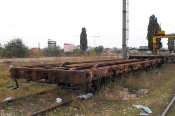 Prefectura Suceava a solicitat companiei Căile Ferate Române un șasiu de tren pentru a improviza un pod auto peste pârâul Valea Seacă. Foto: Alex Chirila