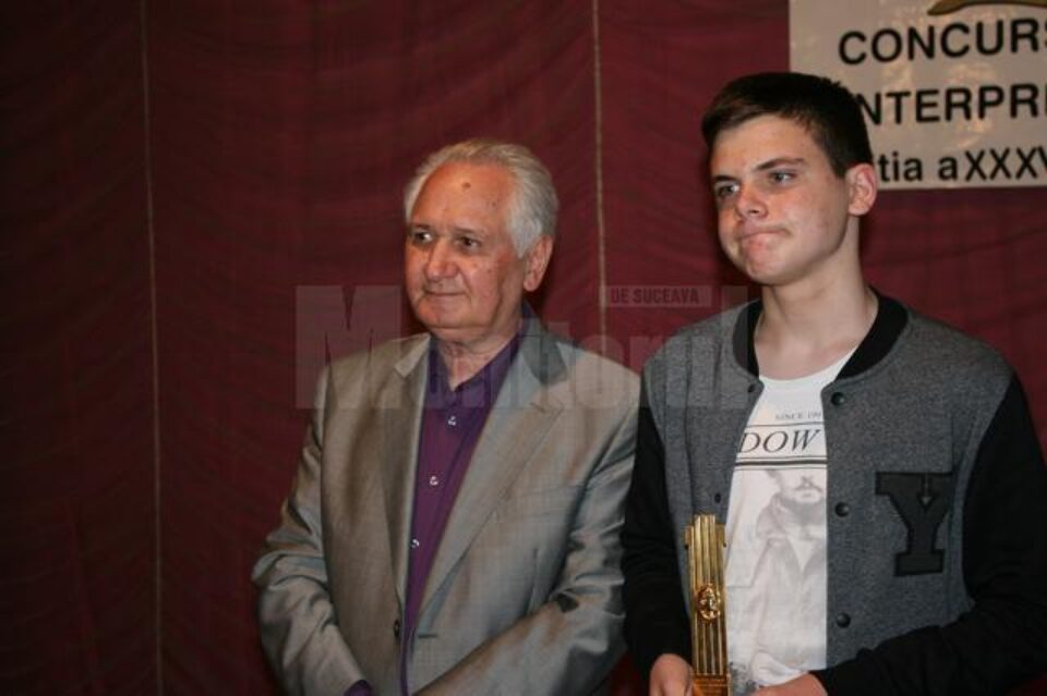 Câștigătorul „Lirei de Aur”, alături de președintele juriului, Viorel Munteanu