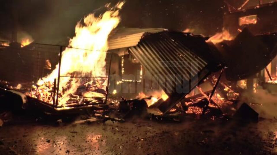Un incendiu extrem de violent a mistuit o brutărie, o fostă moară și o casă